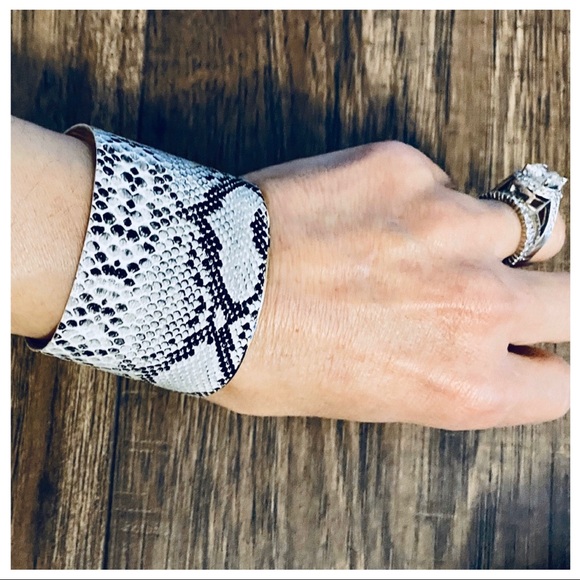 ✨LAST ONES✨Python open cuff bracelet - Picture 6 of 6